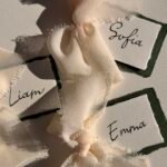 Handgemachte Tischkarte mit Namen und Stoffschleife