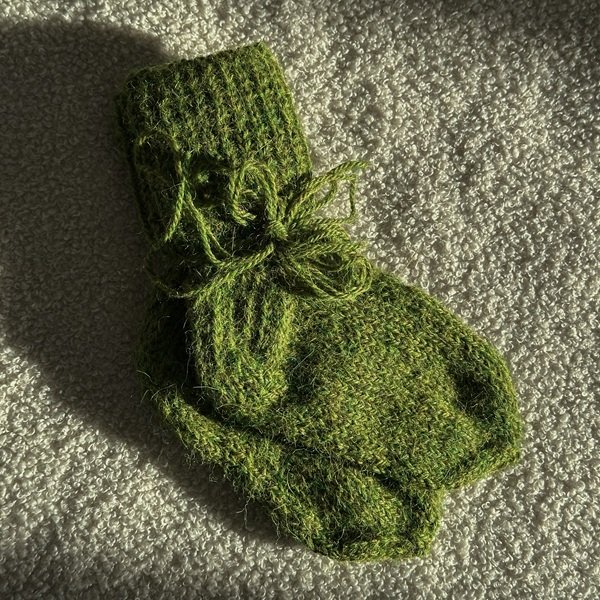 Handgestrickte grüne Alpaka-Socken für Kinder