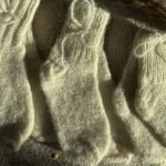 Handgestrickte Wollsocken aus 100 % Wolle mit Zopfmuster