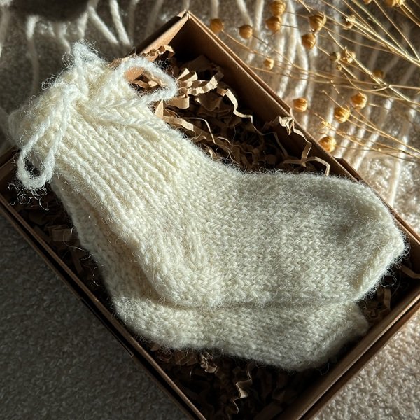 Handgestrickte Babysocken aus 100 % Wolle in Naturweiss