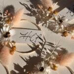 Personalisierte Tischkarte mit handgeschriebenem Namen und dekorativen getrockneten Blumen. Eine stilvolle Ergänzung für Hochzeiten, Feiern und besondere Anlässe.