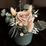 Kleines Blumenarrangement mit stabilisierter Rose und Eukalyptus