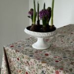 Tischdecke mit buntem Blumen- und Naturmuster