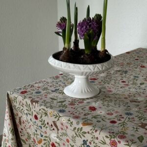 Tischdecke mit buntem Blumen- und Naturmuster