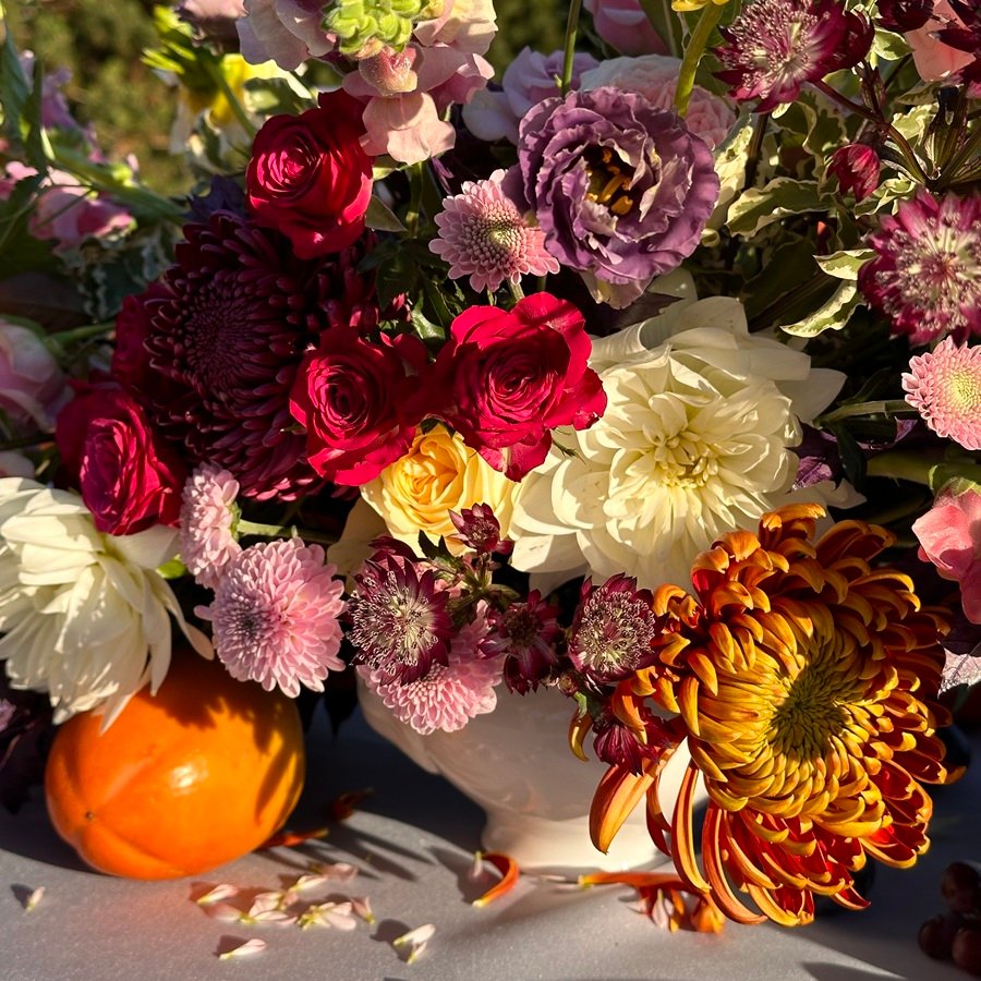 Bunte Blumenkomposition mit Herbstblumen