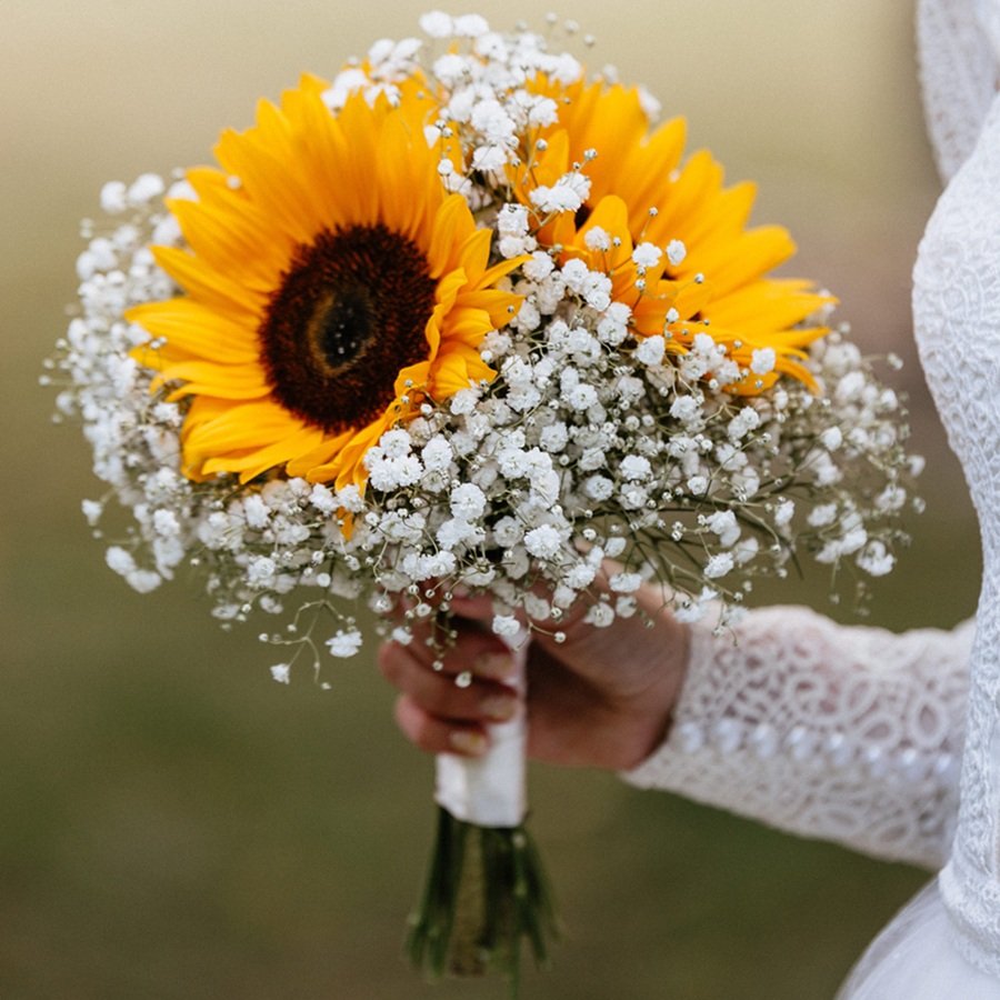 brautstrauss-mit-sonnenblumen-und-schleierkraut
