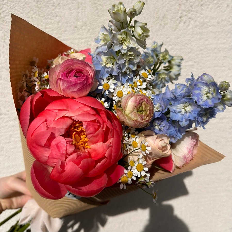 Bunter Blumenstrauss mit Pfingstrosen, Ranunkeln und Frühlingsblumen