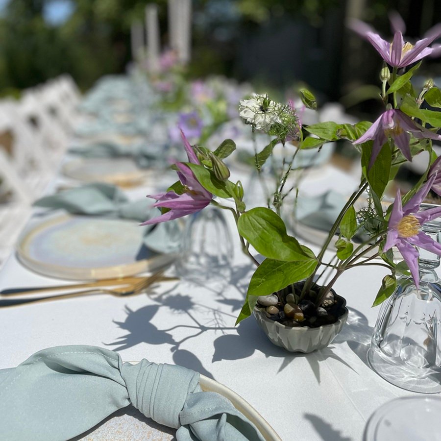 Elegante Tischdekoration im Freien mit Blumen in sanften Pastelltönen