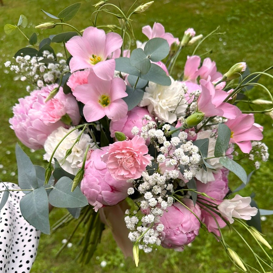 Frischer Blumenstrauss mit rosa Pfingstrosen und zarten saisonalen Blumen