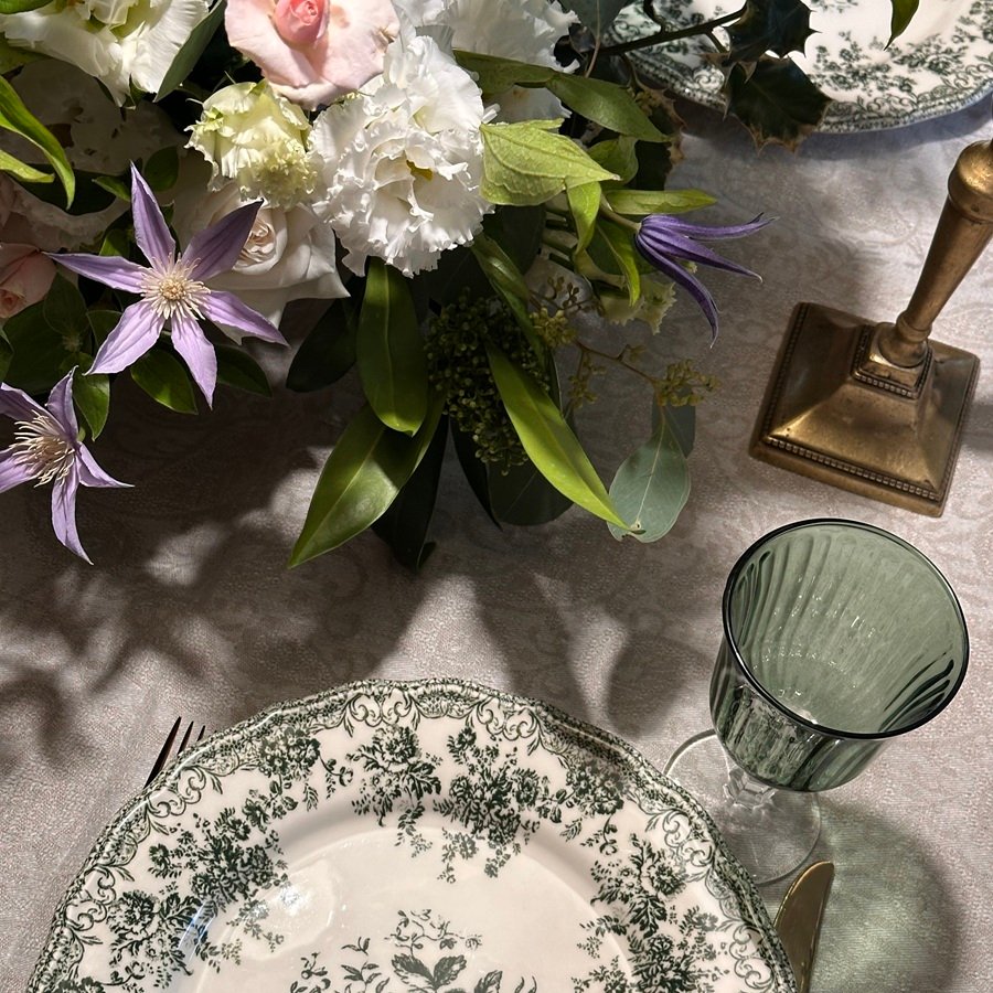Elegante Tischdekoration mit Blumenarrangement und Geschirr im Vintage-Stil