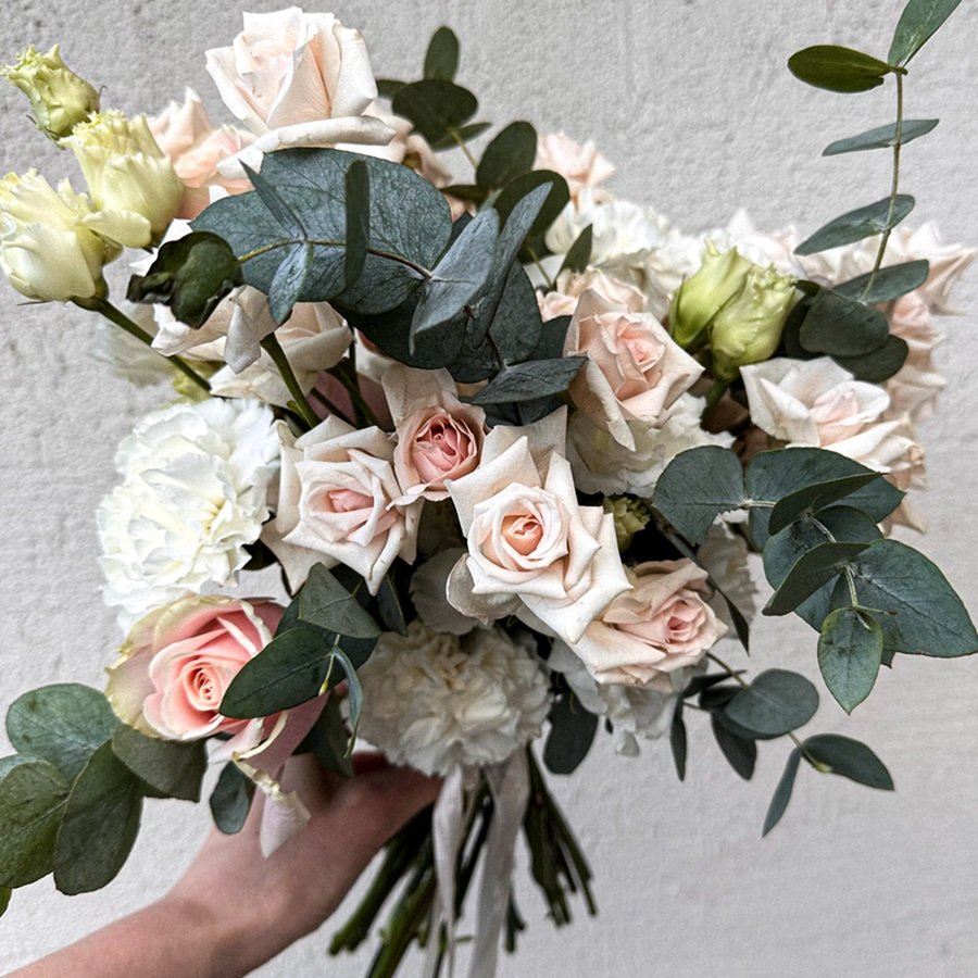 Eleganter Brautstrauss mit zartrosa Rosen, weissen Blumen und Eukalyptus