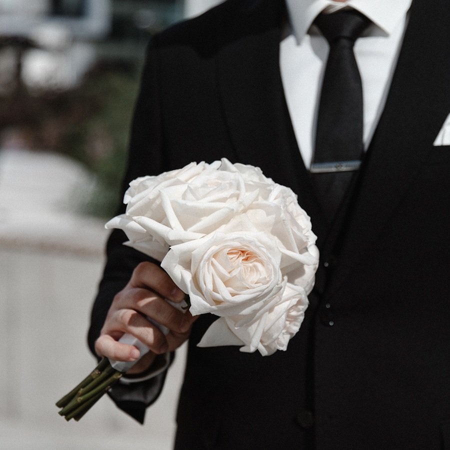 Klassischer Brautstrauss mit weissen Rosen