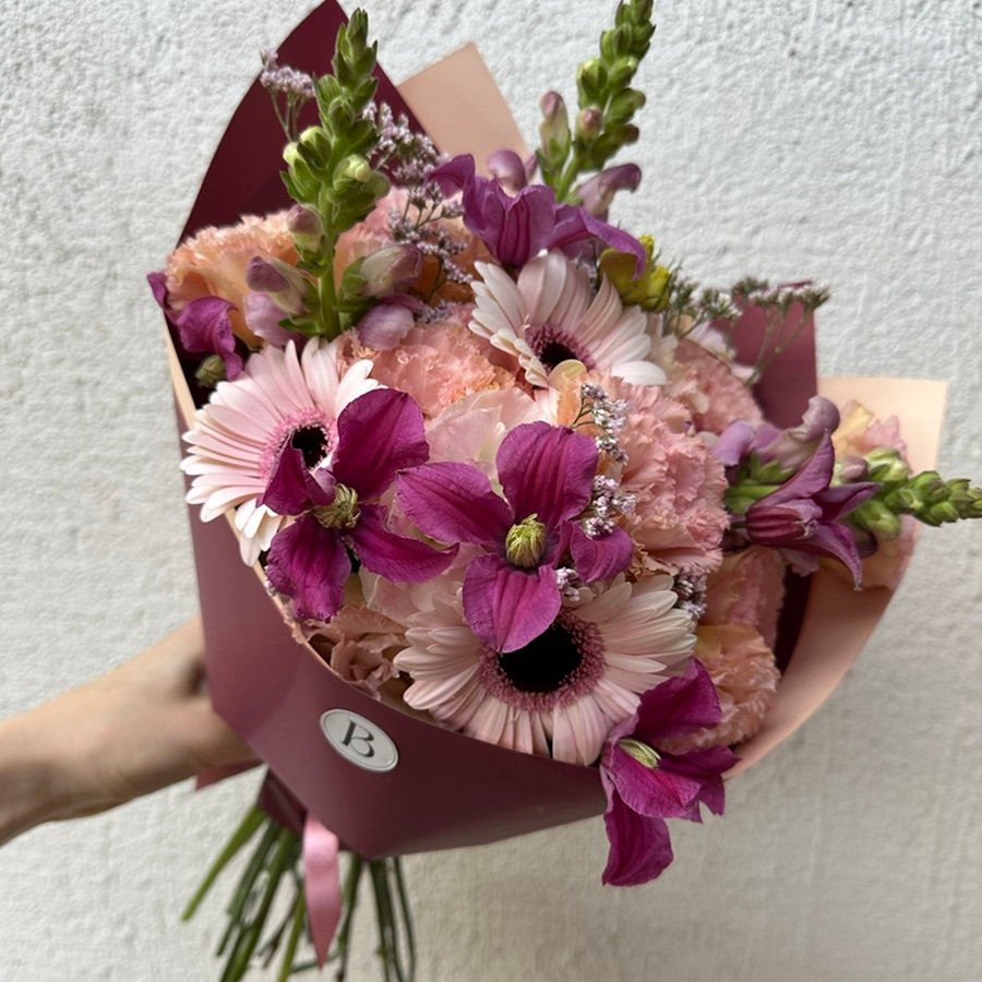 Bunter Blumenstrauss mit Gerbera, Nelken und saisonalen Blumen